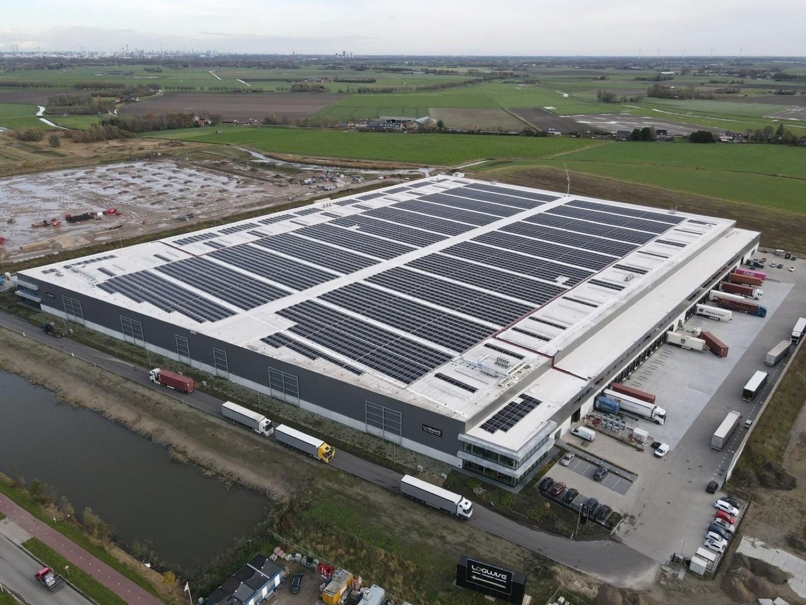 Hellevoetsluis DHG large-scale rooftop solar installation